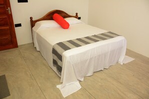 Desk, soundproofing, iron/ironing board, free rollaway beds - Hotel Tobiko (Trincomalee)