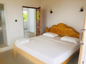 Desk, soundproofing, iron/ironing board, free rollaway beds - Hotel Tobiko (Trincomalee)