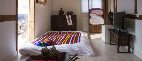 Decoración personalizada, muebles diferentes y cortinas blackout