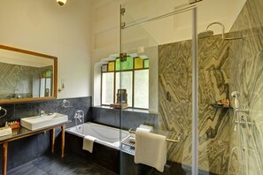 Shower, free toiletries, hair dryer, bathrobes - Saraca Hotel Lucknow (Lucknow)