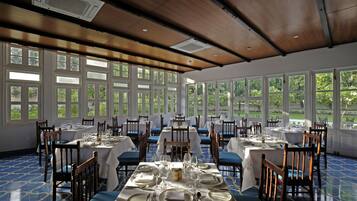 Desayuno buffet diario (INR 750 por persona)