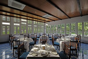 Desayuno buffet diario (INR 750 por persona)