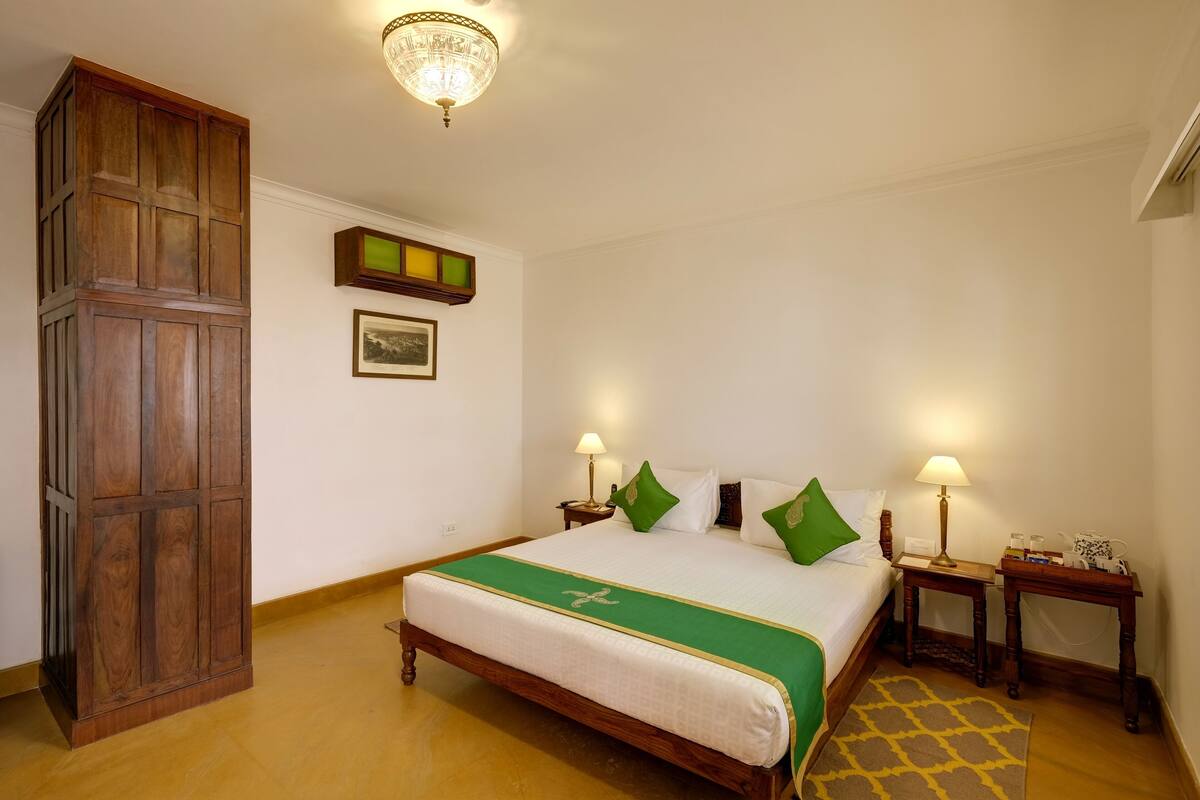 Premium bedding, in-room safe, desk, laptop workspace