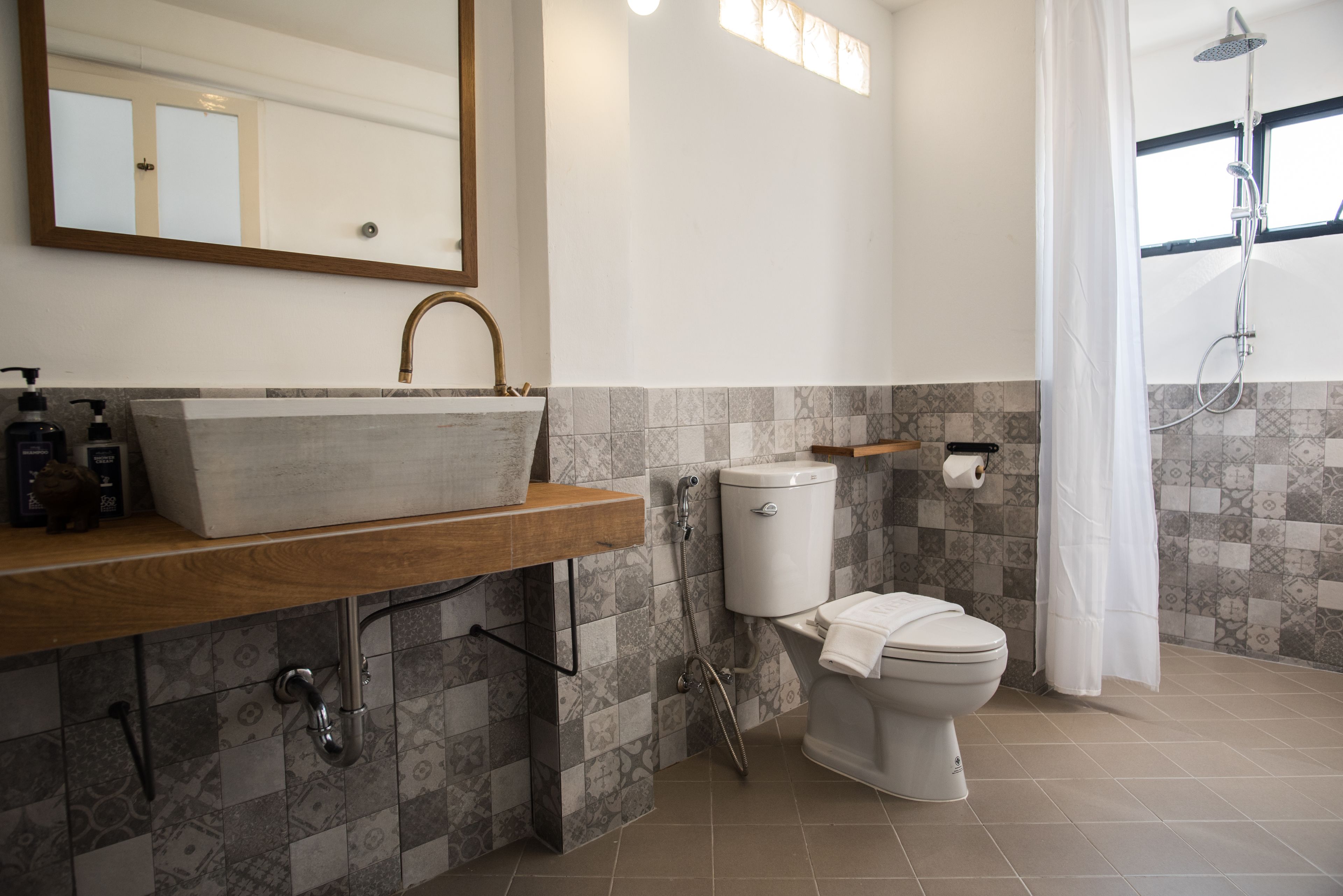 deluxe double room | bathroom | shower, free toiletries, hair dryer, towels