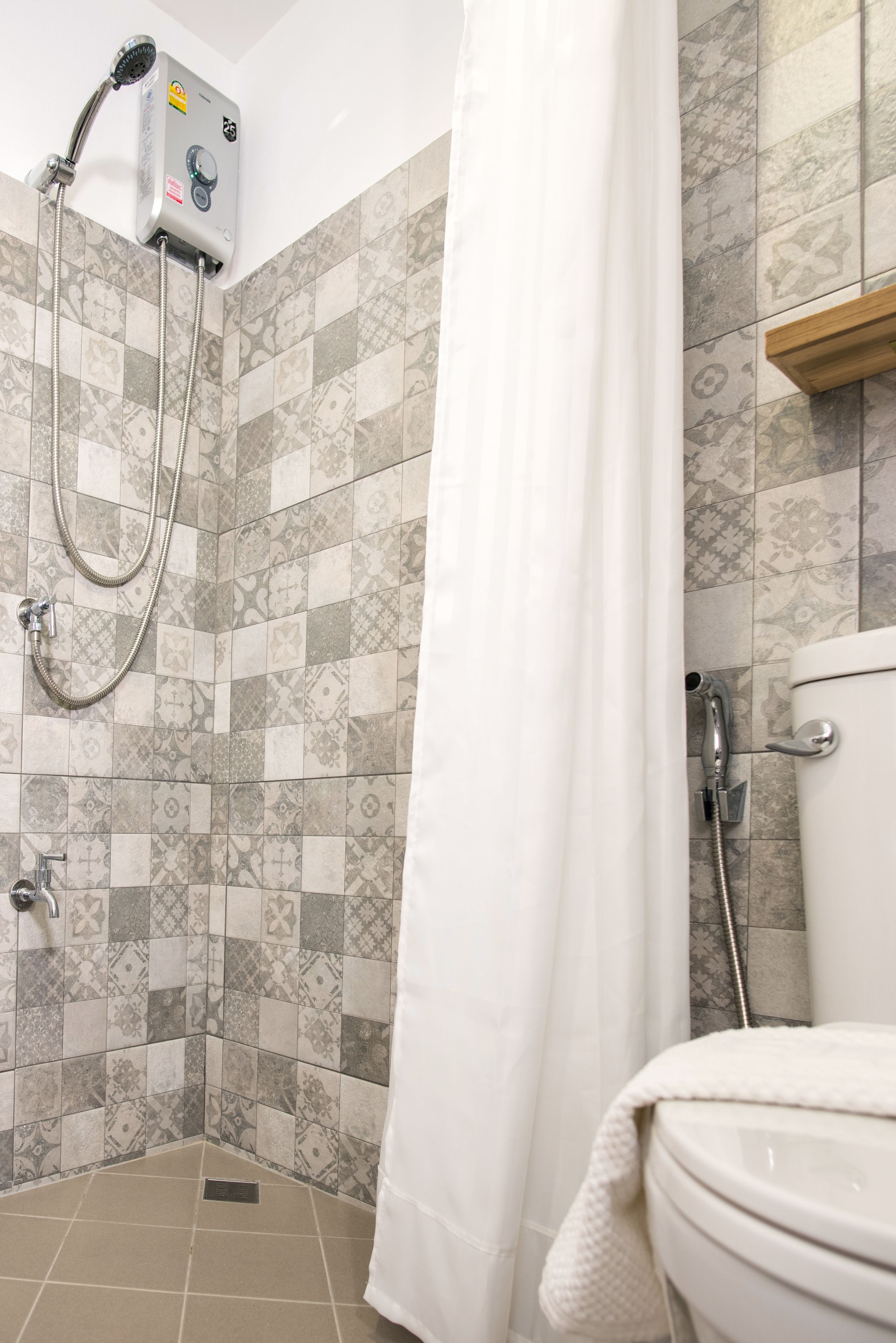 standard double room | bathroom | shower, free toiletries, hair dryer, towels