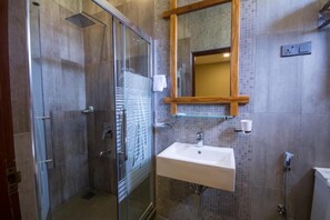 Shower, free toiletries, hair dryer, towels - Hill Pride City Hotel (Nuwara Eliya)