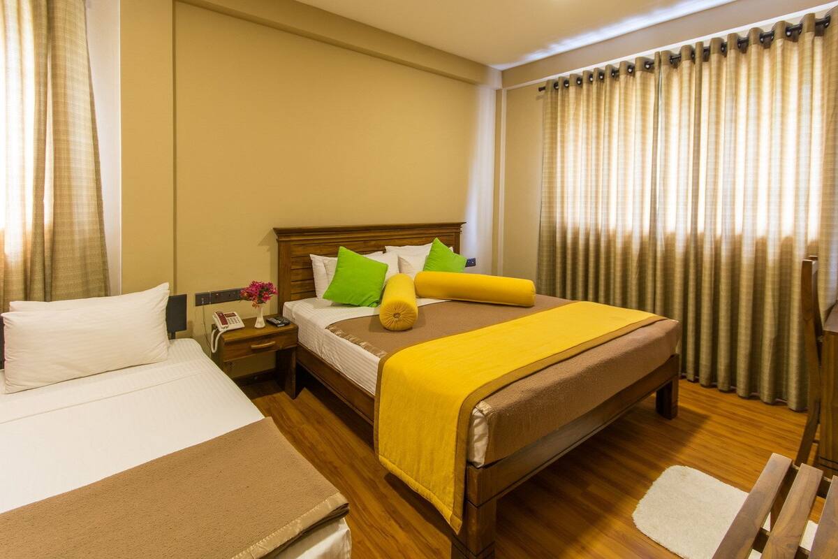 Habitación triple estándar, varias camas | Escritorio, camas supletorias, wifi gratis