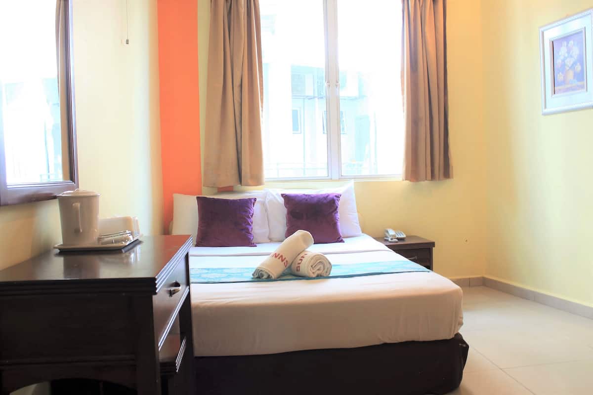 Deluxe Queen Room with Window | Street view