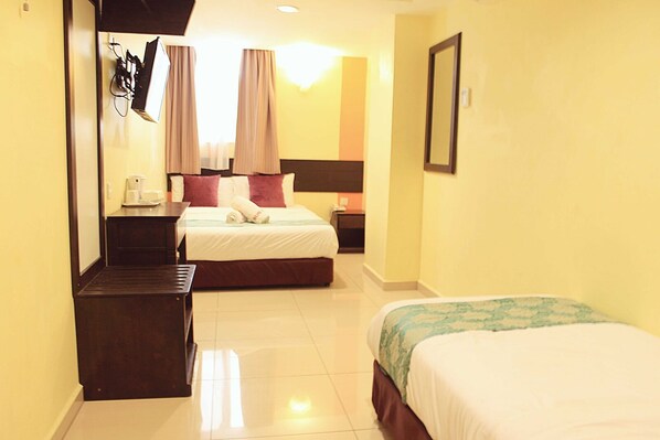 Family 3 with Window | Pemandangan dari kamar