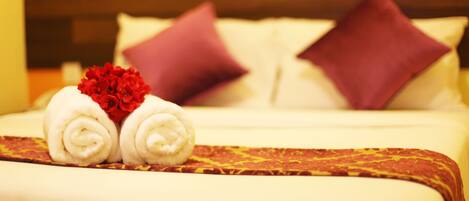 Deluxe Queen Room without Window | Desk, soundproofing, free WiFi, bed sheets