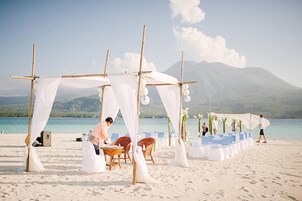 En la playa, arena negra, kayak