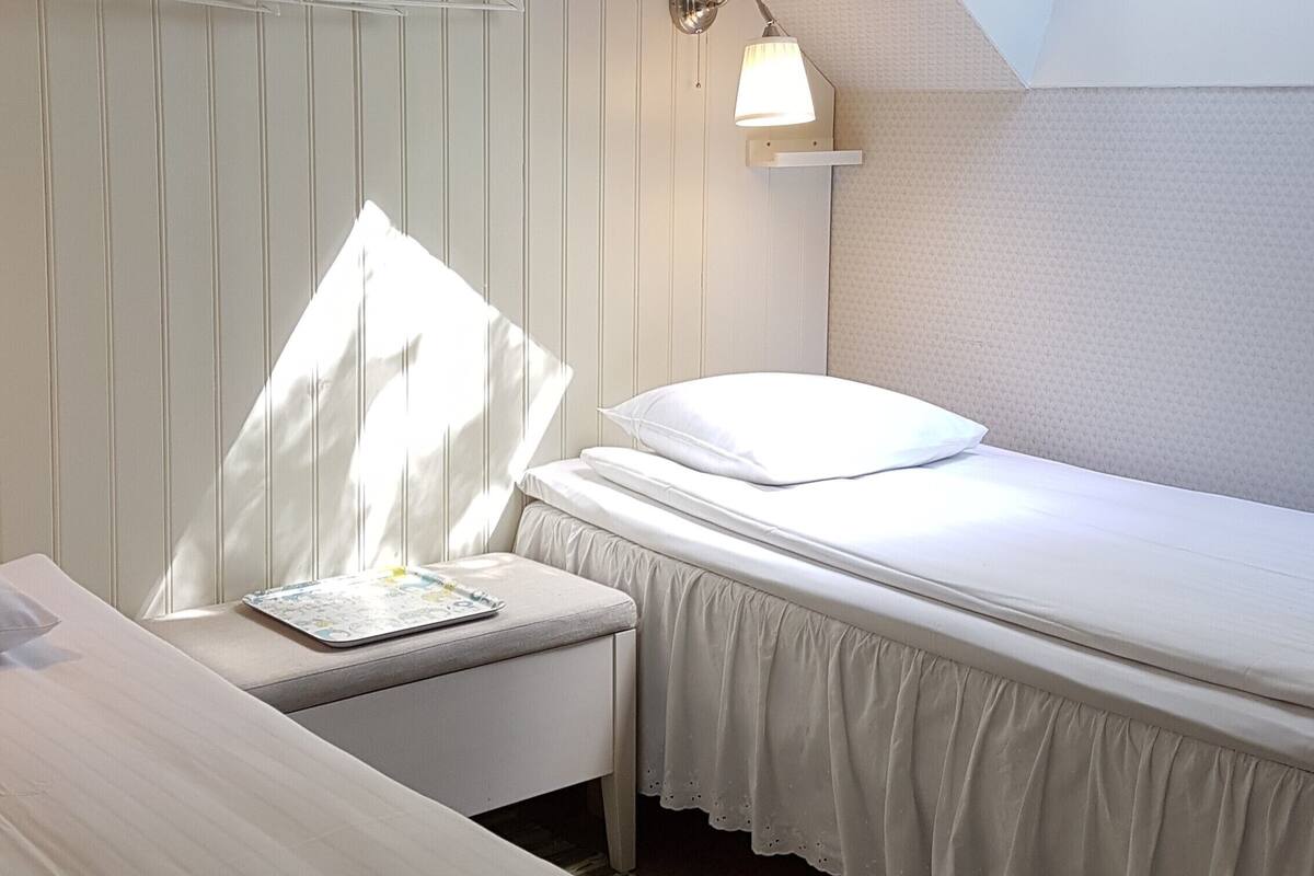 Habitación con 2 camas individuales, en edificio anexo | Cunas o camas infantiles (de pago), wifi gratis, ropa de cama