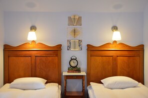 Habitación Grand con 2 camas individuales (Main Building) | Cunas o camas infantiles (de pago), wifi gratis, ropa de cama
