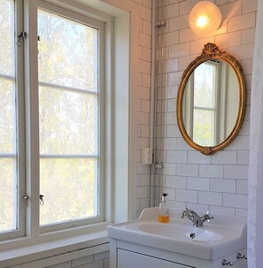 Habitación doble | Baño | Ducha, artículos de higiene personal gratuitos, albornoces y zapatillas