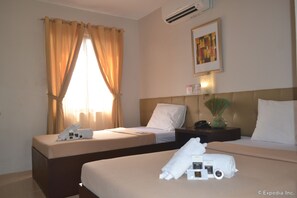 Escritorio, wifi gratis y ropa de cama 