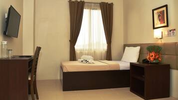 Escritorio, wifi gratis y ropa de cama