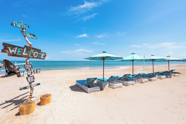 Breakfast, lunch, dinner served; international cuisine, pool views  - Jimbaran Bay Beach Resort & Spa (Kedonganan)