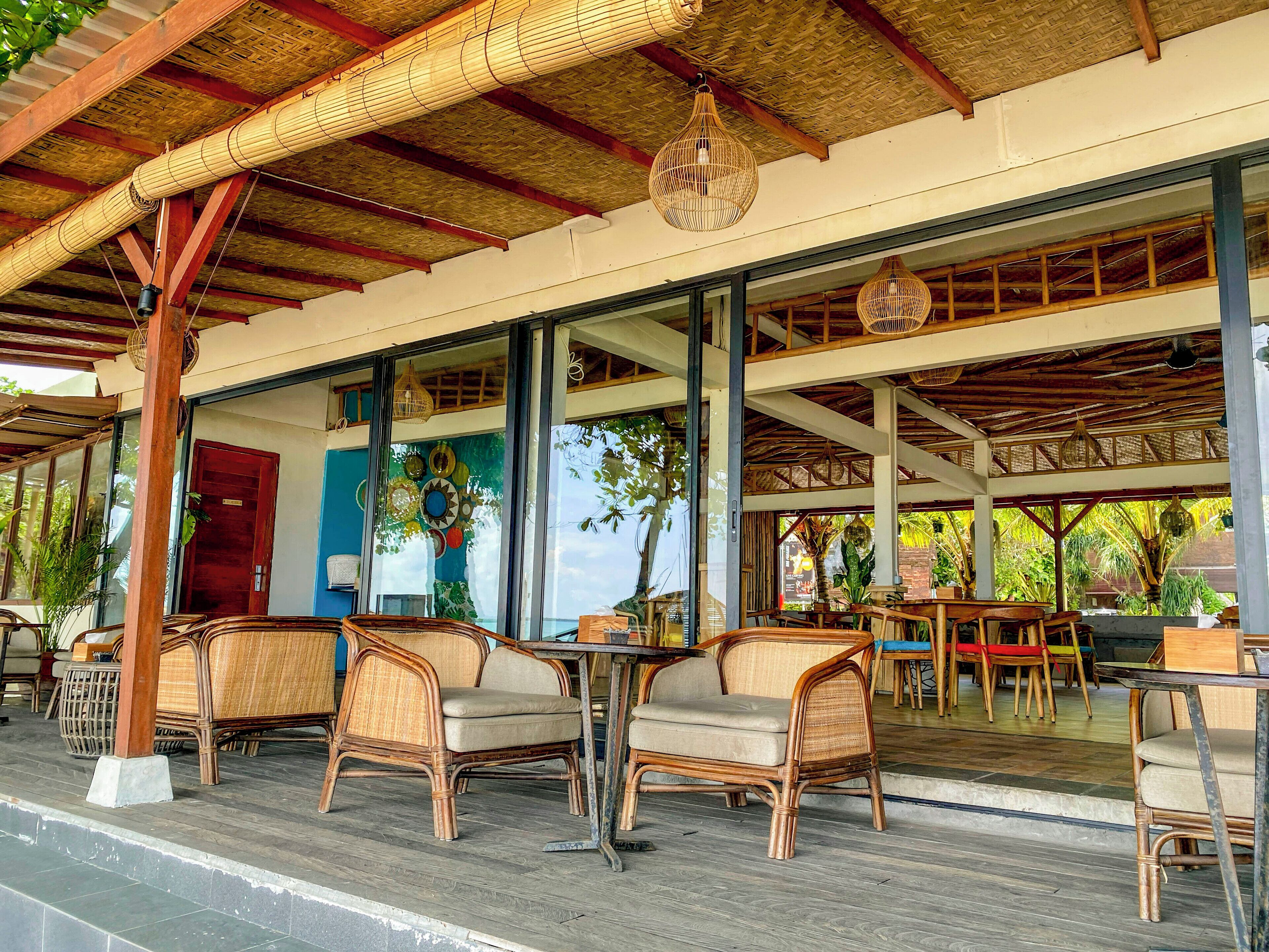 朝食、ランチ、ディナーに営業 (多国籍料理、プール ビュー)