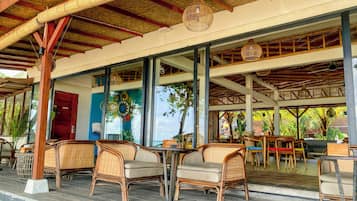 朝食、ランチ、ディナーに営業 (多国籍料理、プール ビュー)