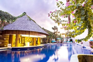 Bar en bord de piscine