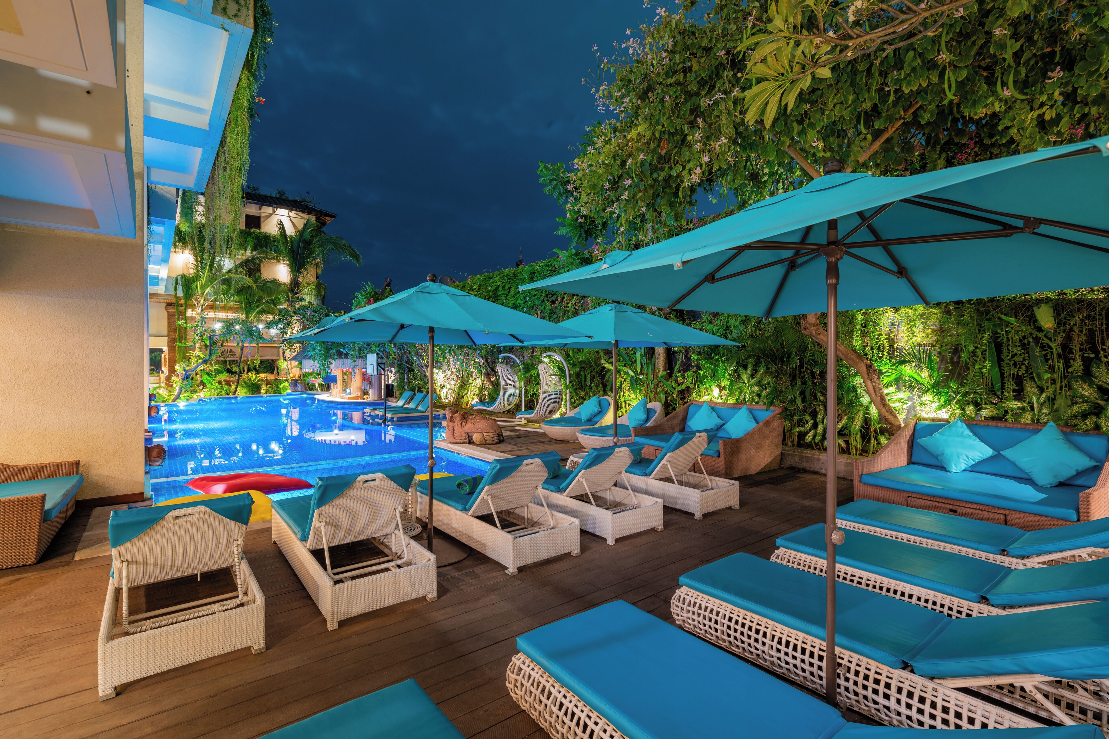 Outdoor pool, pool umbrellas, sun loungers