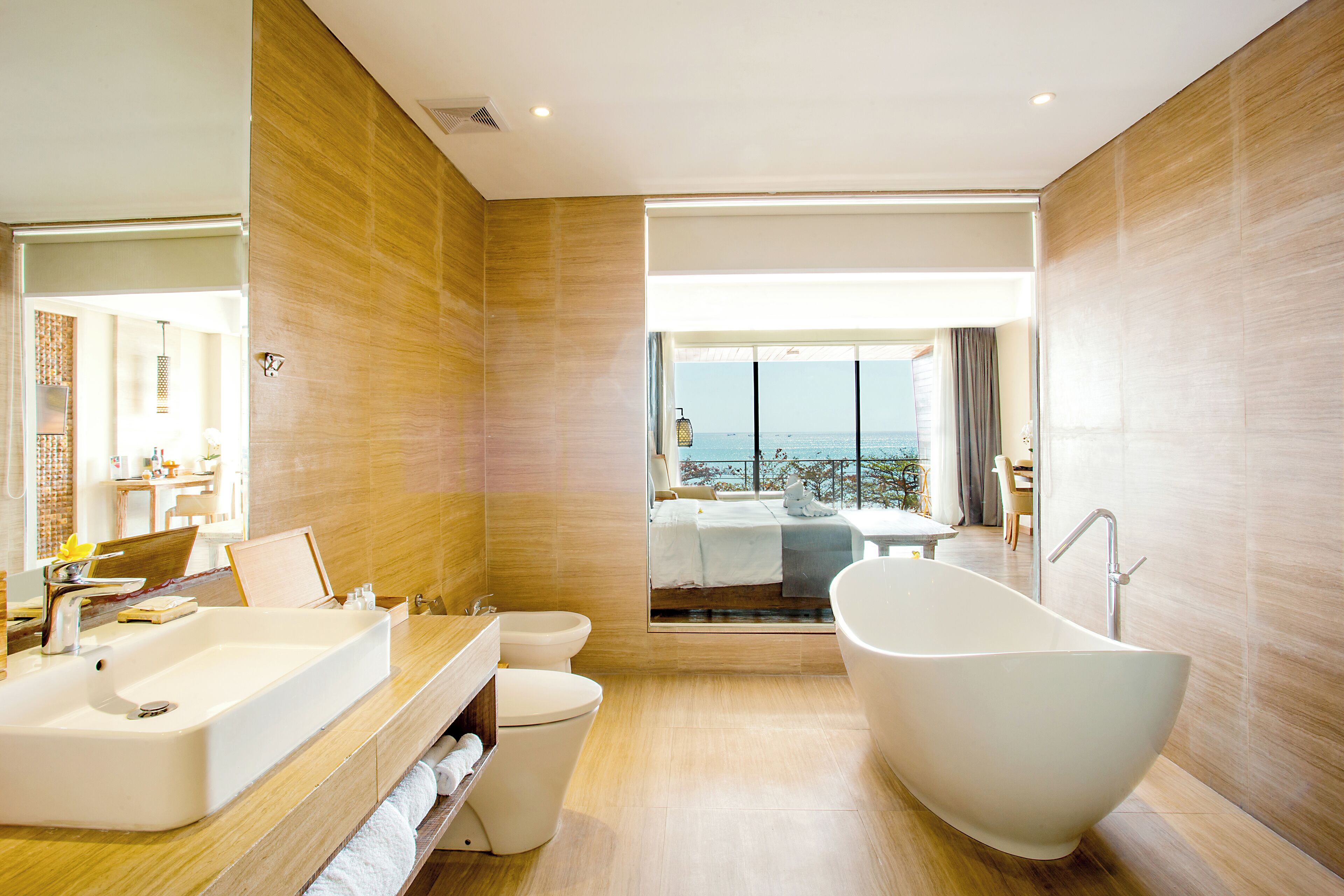 pendet suite with sea view | bathroom | separate bathtub and shower, rainfall showerhead, free toiletries