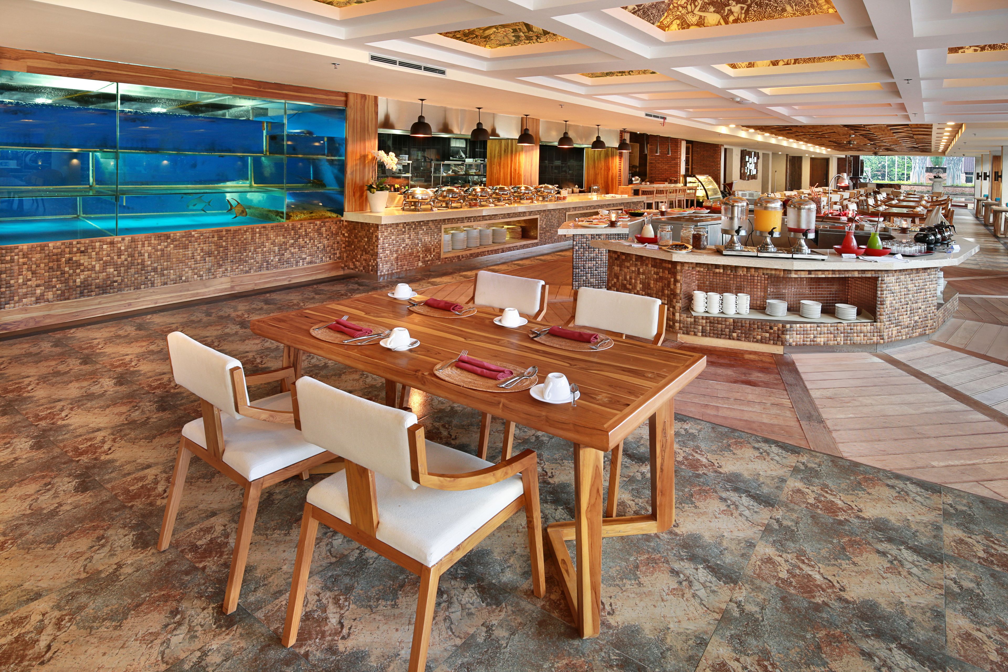 Ein geräumiger Speiseraum mit Blick auf den Pool, eine Bar und ein Buffet.
