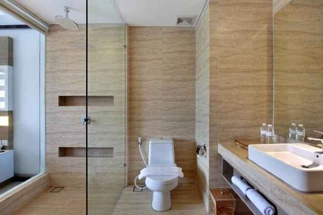 Bad | Separat badekar og dusj, regndusjhode og toalettartikler (inkludert)