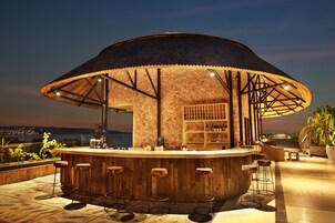 2 bares, bar junto a la piscina