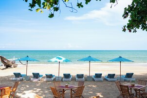 Serviço de café da manhã, almoço, jantar; vistas para a piscina