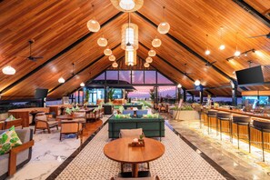 Aamiainen ja lounas; kansainvälinen keittiö, näkymät uima-altaalle