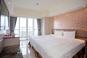 Bàn, màn/rèm cản sáng, truy cập Internet không dây miễn phí 