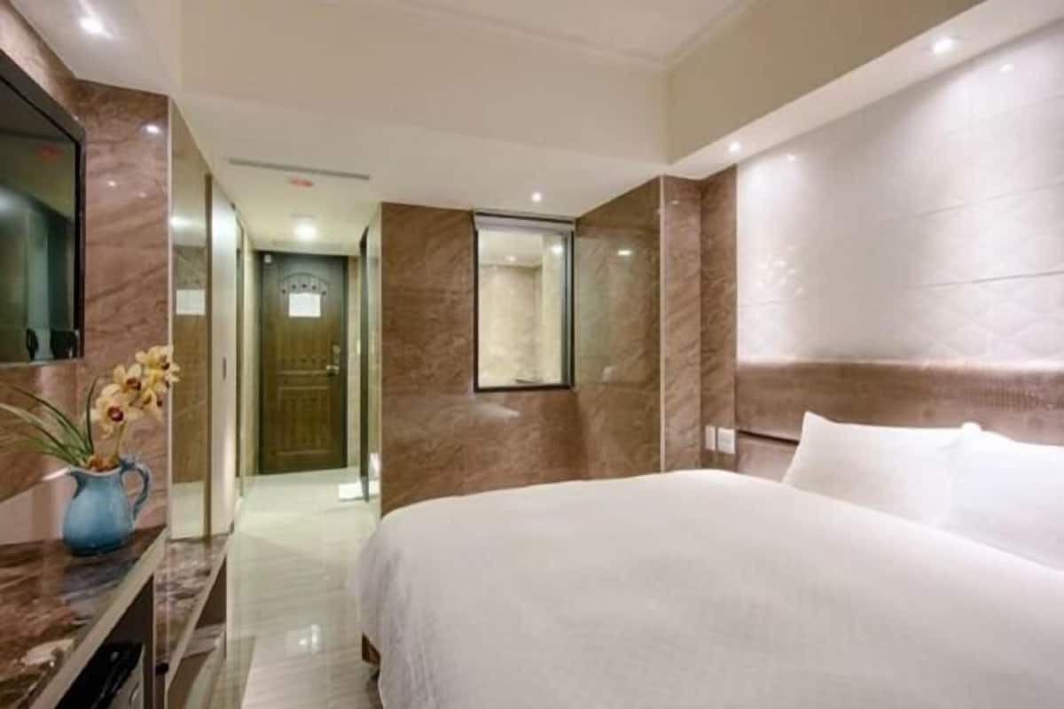 Escritorio, cortinas blackout y wifi gratis