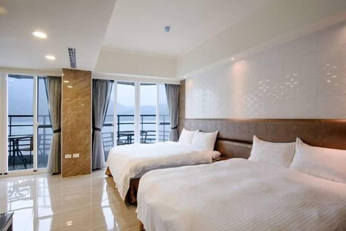 Escritorio, cortinas blackout y wifi gratis