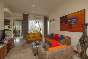 Een 42-inch flatscreentelevisie met kabelzenders en een ledtelevisie