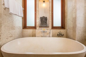 Deep-soaking bathtub - Villa Lidwina by Nagisa Bali (Ungasan)