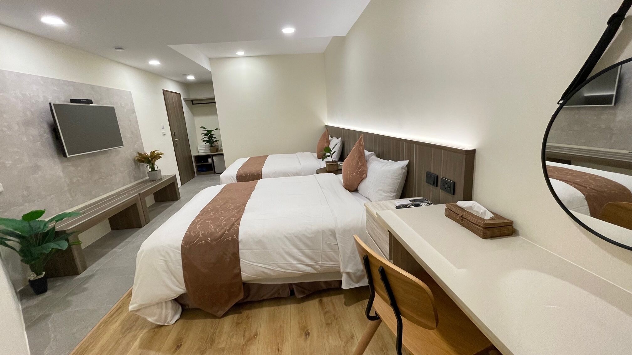Quadruple Room, Balcony with Street View | Desk, blackout drapes, soundproofing, WiFi (free)