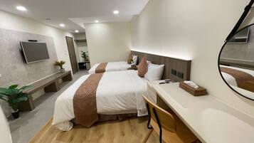 Quadruple Room, Balcony with Street View | Desk, blackout drapes, soundproofing, WiFi (free)