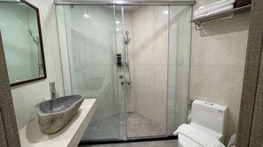 Chambre Double, vue montagne | Salle de bain | Articles de toilette gratuits, sèche-cheveux, chaussons