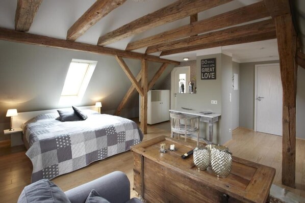 Pillowtop-patjalliset sängyt, työpöytä, pimennysverhot, ilmainen Wi-Fi