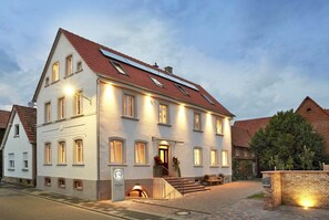 经典双人房, 副楼 | 加厚床垫、办公桌、遮光窗帘、免费 WiFi