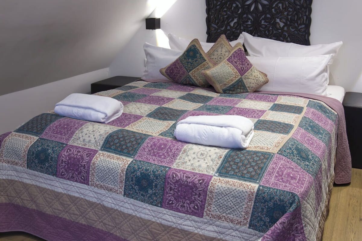 1 dormitorio, colchones con acolchado adicional, escritorio