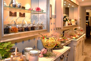 Tägliches Frühstücksbuffet (22.90 EUR pro Person)