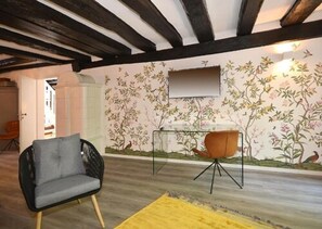 Studiosuite – junior, 1 kingsize-seng, terrasse, hageutsikt | Senger med overmadrass, skrivebord og blendingsgardiner