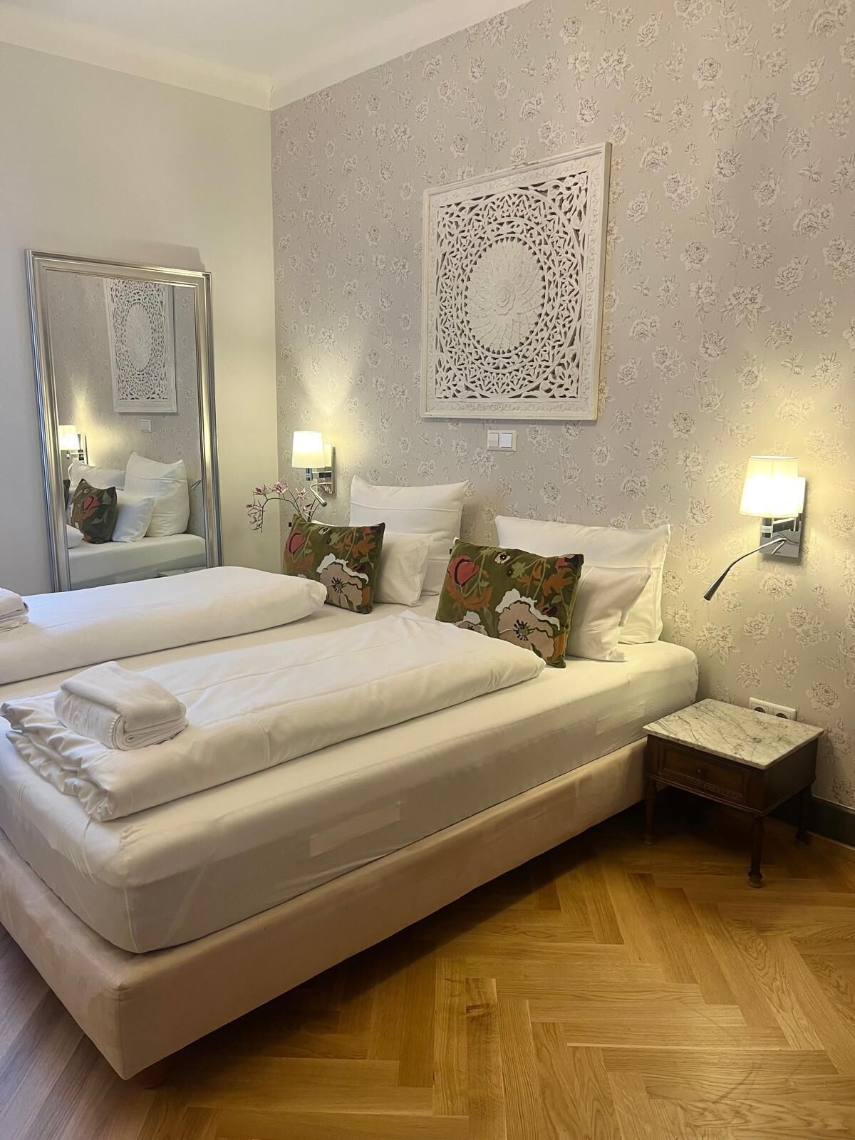 Pillowtop-Betten, Schreibtisch, Verdunkelungsvorhänge, kostenloses WLAN