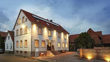 Fassade der Unterkunft – Abend/Nacht