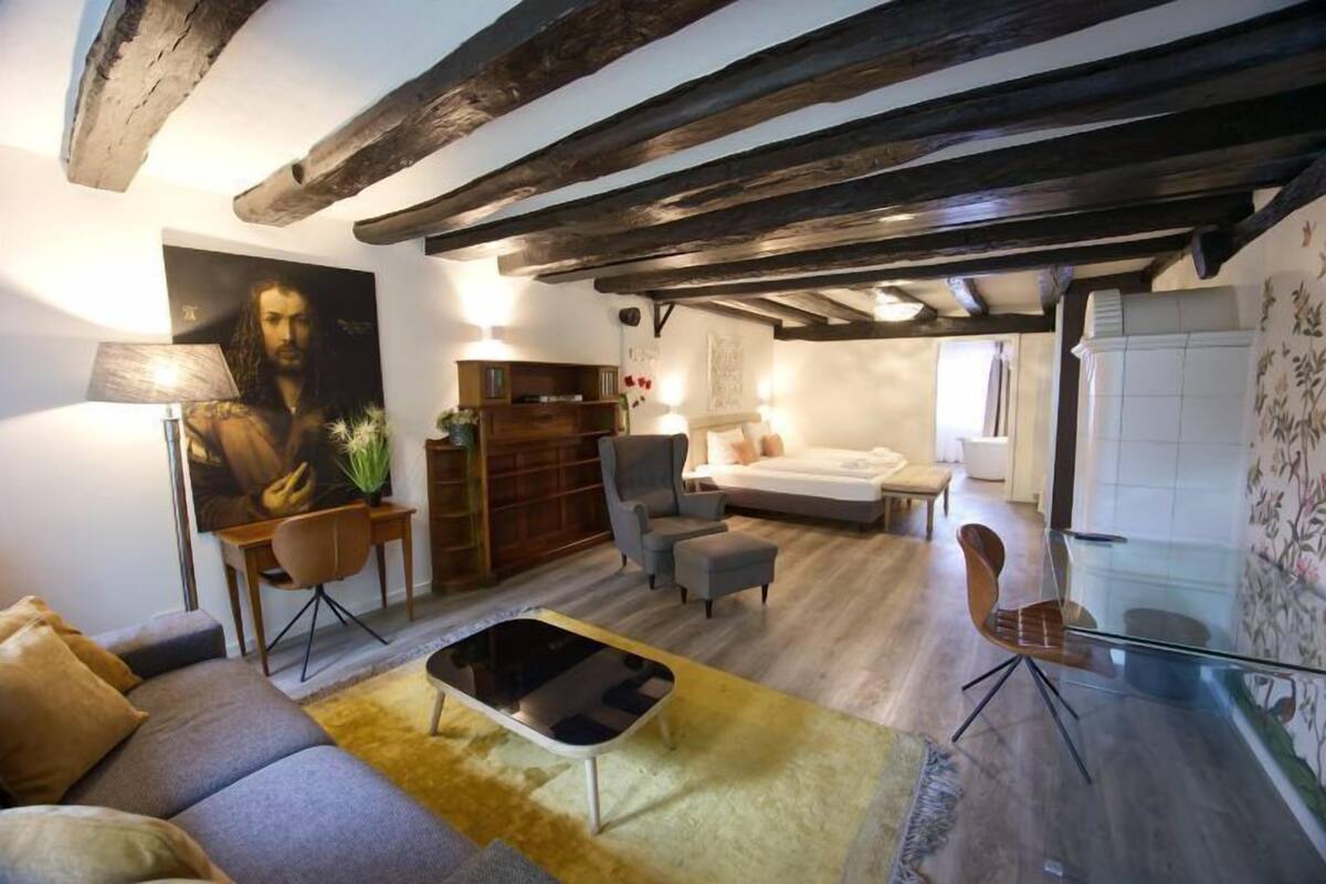 Junior studio suite, 1 kingsize bed, patio, uitzicht op tuin | Pillowtop-bedden, een bureau, verduisterende gordijnen, gratis wifi