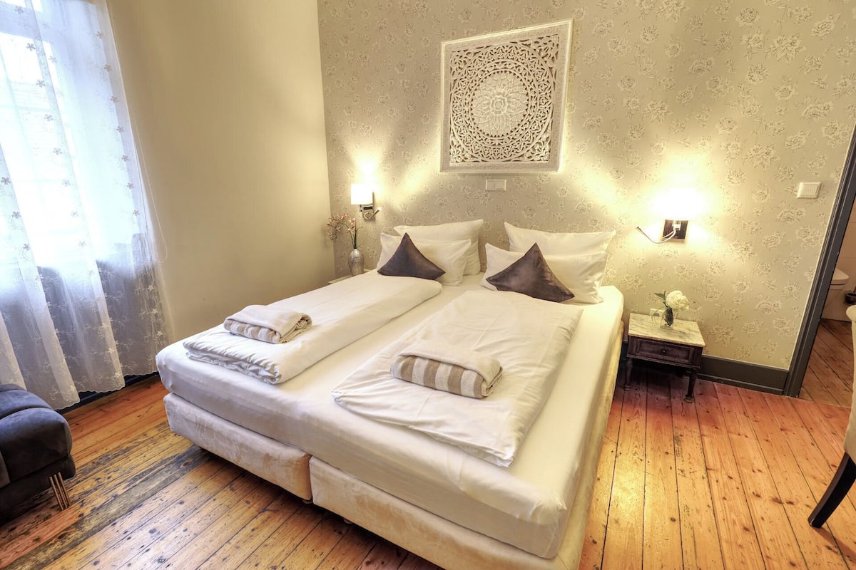 1 dormitorio, colchones con acolchado adicional, escritorio