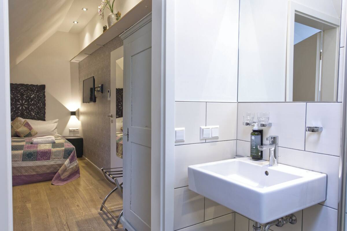 1 bedroom, pillow-top beds, desk, blackout curtains