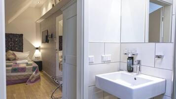 Pillowtop beds, desk, blackout drapes, free WiFi